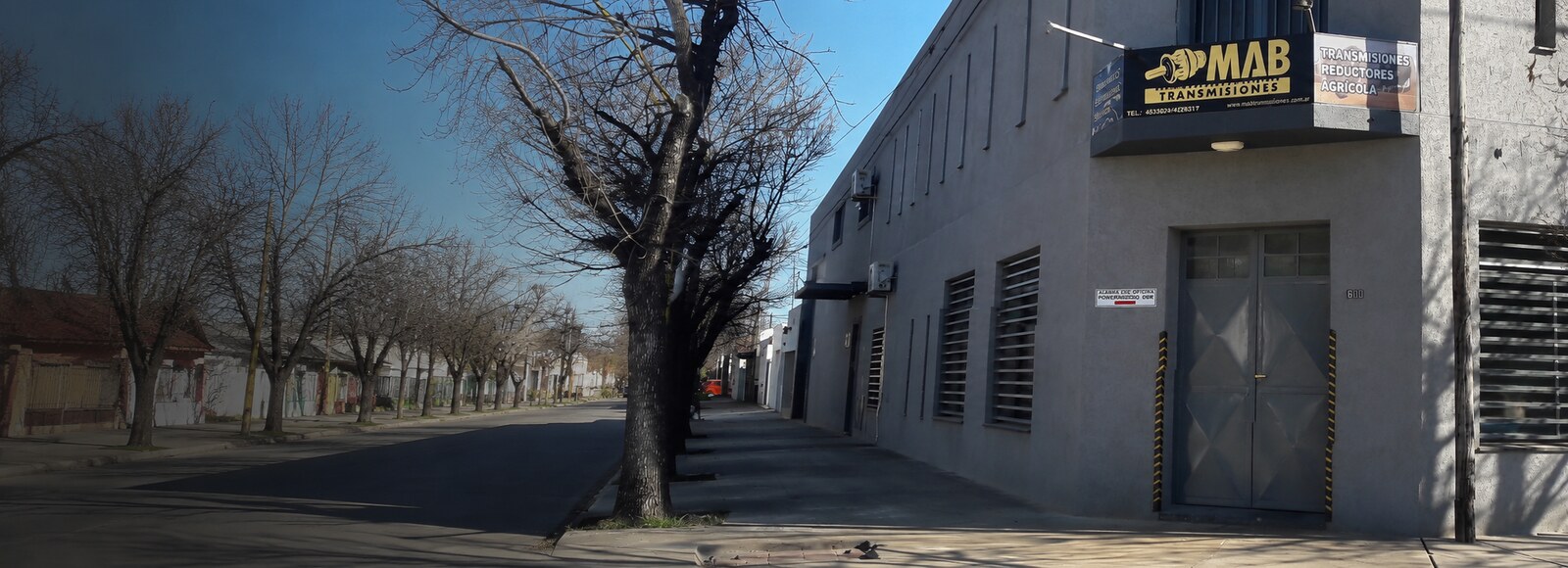 Planta de MAB Transmisiones en San Francisco, Córdoba, con acceso y cartel visibles